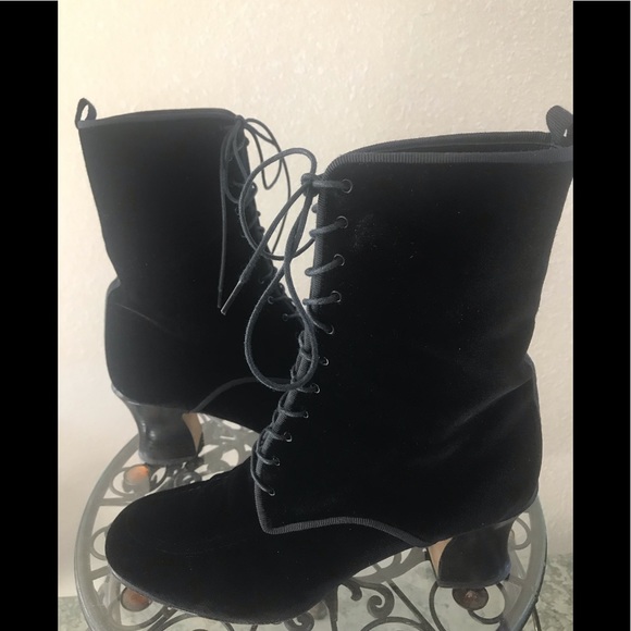ANNE KLEIN BLK VELVET SZ8.5 BOOTS - Picture 1 of 8